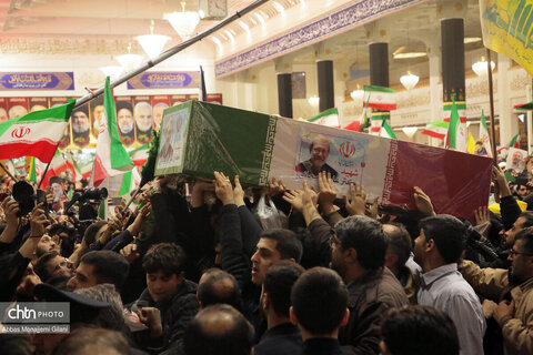 وداع مردم قم با پیکر شهید لاریجانی در حرم مطهر حضرت معصومه(س)