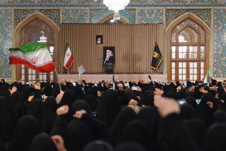 یاد رهبر شهید در رواق امام خمینی(ره) / جای خالی صدایی که هر سال با بهار می‌آمد
