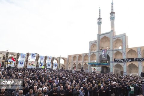 طنینِ بندگی در قلبِ تاریخ؛ قامتِ یزد به شکرانه‌ی فطر در امیرچقماق برافراشته شد