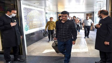 استقبال از زائران ورودی ایستگاه راه آهن مشهد با حضور خادمان حرم مطهر رضوی