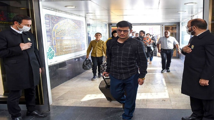 استقبال از زائران ورودی ایستگاه راه آهن مشهد با حضور خادمان حرم مطهر رضوی