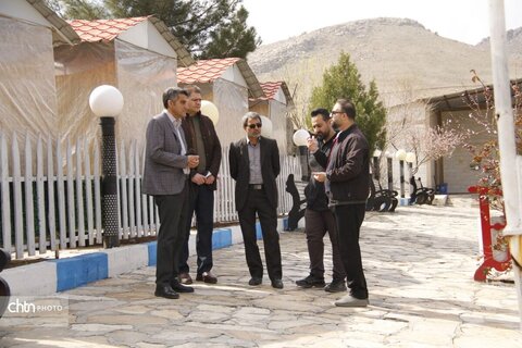 بازدید سرپرست اداره‌کل استان کرمانشاه از تأسیسات گردشگری بین‌راهی در کنگاور و صحنه / حمایت از واحد گردشگری آسیب‌دیده در حملات جنگی