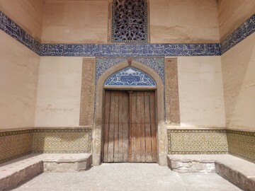 طراحی و نصب مجدد کاشی‌کاری سر در عالی قاپو بر اساس الگوی صفوی