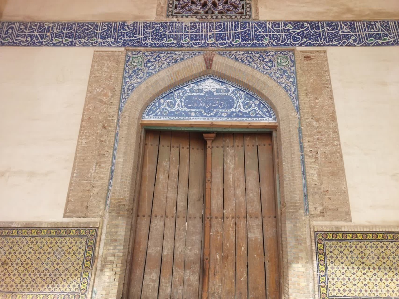 طراحی و نصب مجدد کاشی‌کاری سر در عالی قاپو بر اساس الگوی صفوی