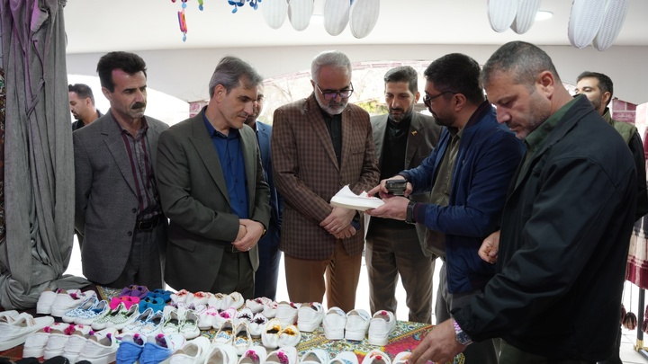 بازدید فرماندار کرمانشاه از بازارچه صنایع‌دستی تاق‌بستان