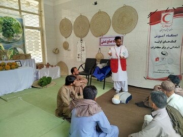 آموزش کمک‌های اولیه و مدیریت بحران به مسافران در ایستگاه نوروزی شهرستان سرباز