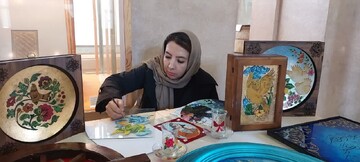 اجرای کارگاه‌های تولید زنده صنایع‌دستی در بناهای تاریخی قزوین/ میزبانی هنرمندانه قزوین از گردشگران نوروزی