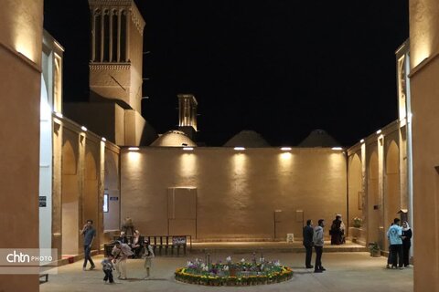 خنده‌ی مسافران در سایه‌یِ بادگیرها / یزد، میزبانِ لبخندها در بهار ۱۴۰۵