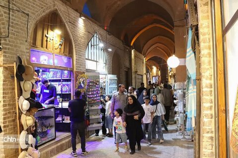 خنده‌ی مسافران در سایه‌یِ بادگیرها / یزد، میزبانِ لبخندها در بهار ۱۴۰۵