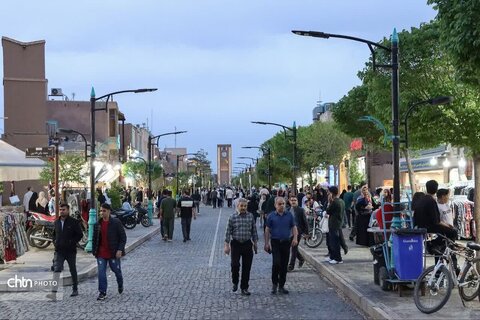 خنده‌ی مسافران در سایه‌یِ بادگیرها / یزد، میزبانِ لبخندها در بهار ۱۴۰۵