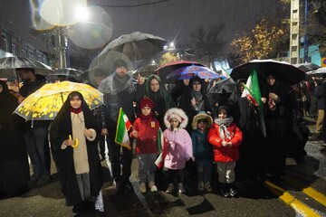 تجلی عشق به وطن در میدان ولایت فقیه ارومیه در یک شب‌ بارانی