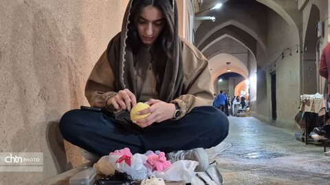نقش‌بندیِ بهار بر خشت‌هایِ دیرین؛ شکوهِ صنایع‌دستیِ یزد در آیینه‌یِ نگاهِ گردشگران
