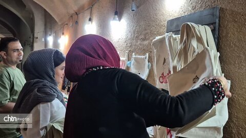 نقش‌بندیِ بهار بر خشت‌هایِ دیرین؛ شکوهِ صنایع‌دستیِ یزد در آیینه‌یِ نگاهِ گردشگران