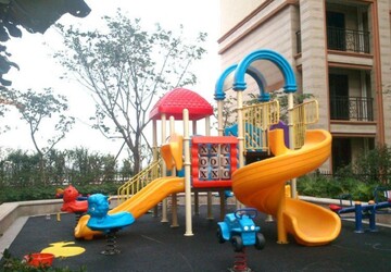 نصب ست‌های بازی کودکان در بوستان‌های پیشوا هم‌زمان با نوروز ۱۴۰۵