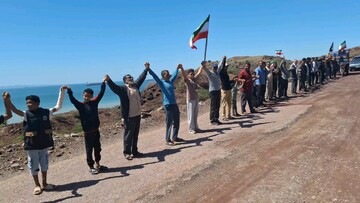 زنجیره انسانی مردم جزیره هرمز در حفاظت از جزایر ایرانی