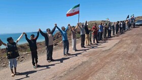 تشکیل زنجیره انسانی در جزیره هرمز در حفاظت از جزایر ایرانی