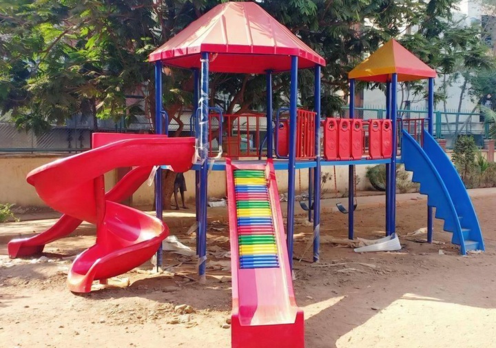 نصب ست‌های بازی کودکان در بوستان‌های پیشوا هم‌زمان با نوروز ۱۴۰۵