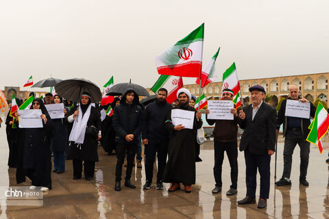 زنجیره انسانی به دور آثار تاریخی آسیب دیده اصفهان