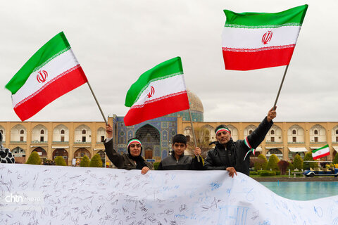 زنجیره انسانی به دور آثار تاریخی آسیب دیده اصفهان
