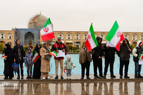 زنجیره انسانی به دور آثار تاریخی آسیب دیده اصفهان