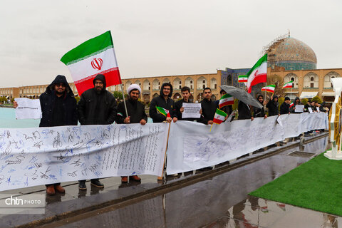 زنجیره انسانی به دور آثار تاریخی آسیب دیده اصفهان