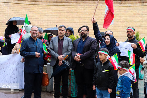 زنجیره انسانی به دور آثار تاریخی آسیب دیده اصفهان