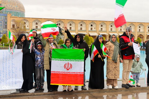 زنجیره انسانی به دور آثار تاریخی آسیب دیده اصفهان