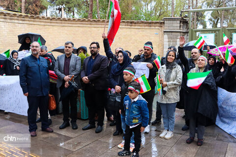 زنجیره انسانی به دور آثار تاریخی آسیب دیده اصفهان