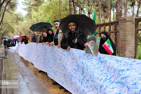 زنجیره انسانی به دور آثار تاریخی آسیب دیده اصفهان