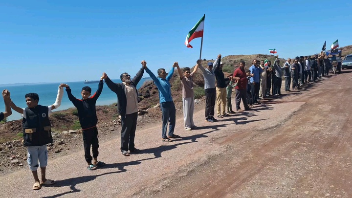 زنجیره انسانی مردم جزیره هرمز در حفاظت از جزایر ایرانی