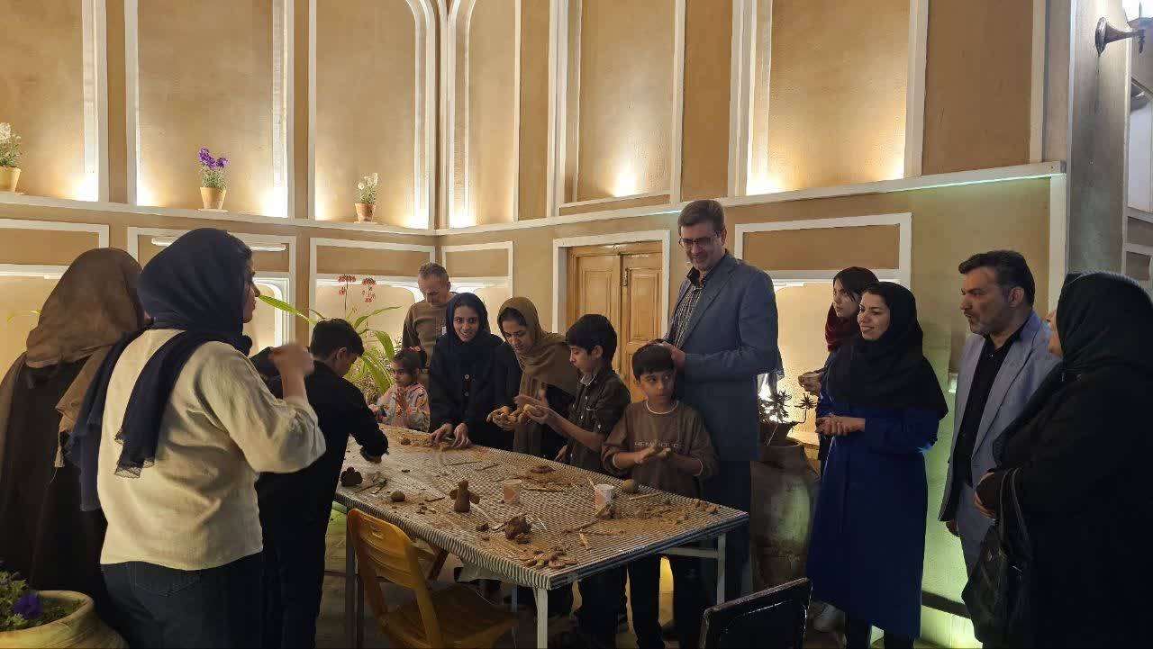 برگزاری کارگاه گل نقاشی کودک در اردکان در نوروز ۱۴۰۵