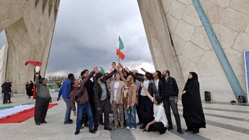 برگزاری برنامه «سبز، سفید و سرخ» در میدان آزادی