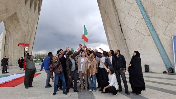 برگزاری برنامه «سبز، سفید و سرخ» در میدان آزادی