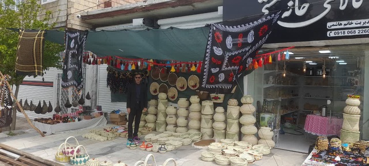 فعالیت فروشگاه صنایع‌دستی در کنار شهر تاریخی سیمره دره‌شهر ایلام برای خدمت‌رسانی بهتر به گردشگران نوروزی