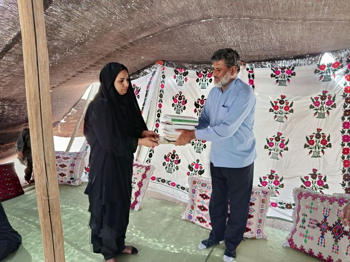 اهدای ۵۰ جلد کتاب به مسافران نوروزی شهرستان هیرمند