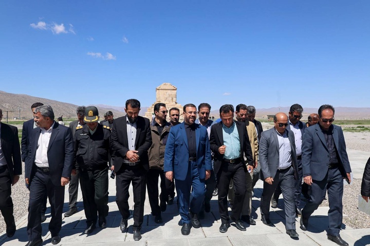 تداوم خدمات‌رسانی تمام‌عیار به گردشگران و مهمانان نوروزی فارس/ بازنگری در حریم آرامگاه کوروش با کارشناسی دقیق و در اسرع وقت