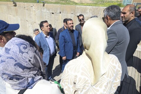 بازدید میدانی استاندار فارس از تخت جمشید