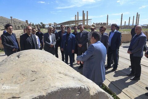 بازدید میدانی استاندار فارس از تخت جمشید