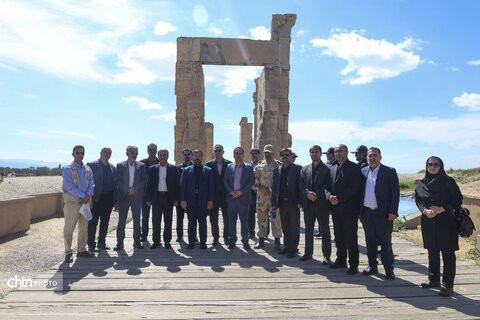 بازدید میدانی استاندار فارس از تخت جمشید