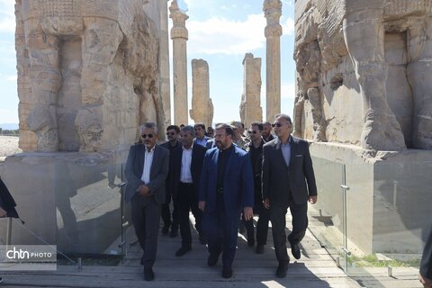 بازدید میدانی استاندار فارس از تخت جمشید