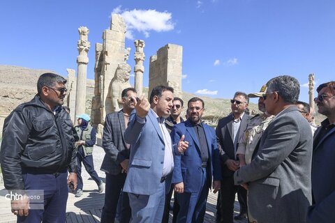 بازدید میدانی استاندار فارس از تخت جمشید