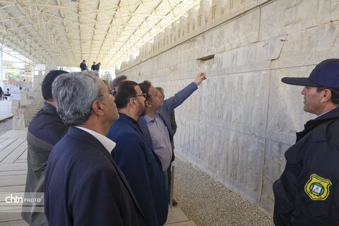 بازدید میدانی استاندار فارس از تخت جمشید