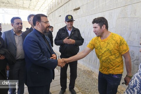 بازدید میدانی استاندار فارس از تخت جمشید