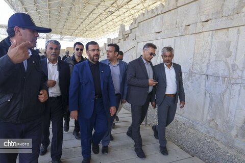 بازدید میدانی استاندار فارس از تخت جمشید