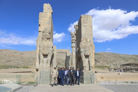 بازدید میدانی استاندار فارس از تخت جمشید