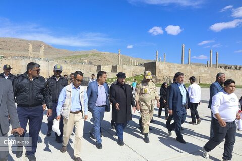 بازدید میدانی استاندار فارس از تخت جمشید