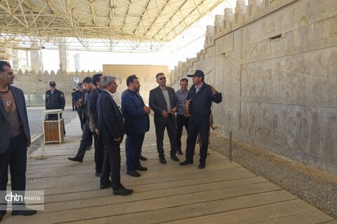 بازدید میدانی استاندار فارس از تخت جمشید