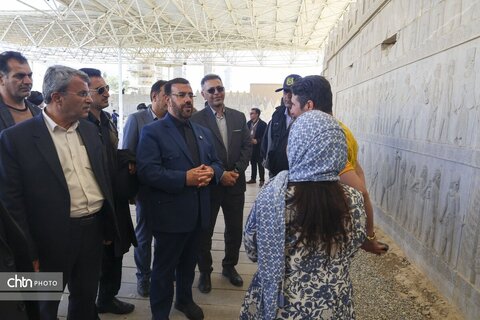 بازدید میدانی استاندار فارس از تخت جمشید