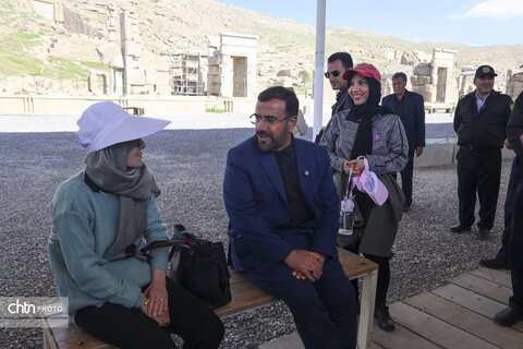 بازدید میدانی استاندار فارس از تخت جمشید