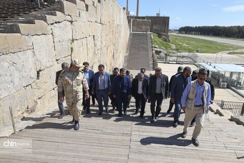 بازدید میدانی استاندار فارس از تخت جمشید